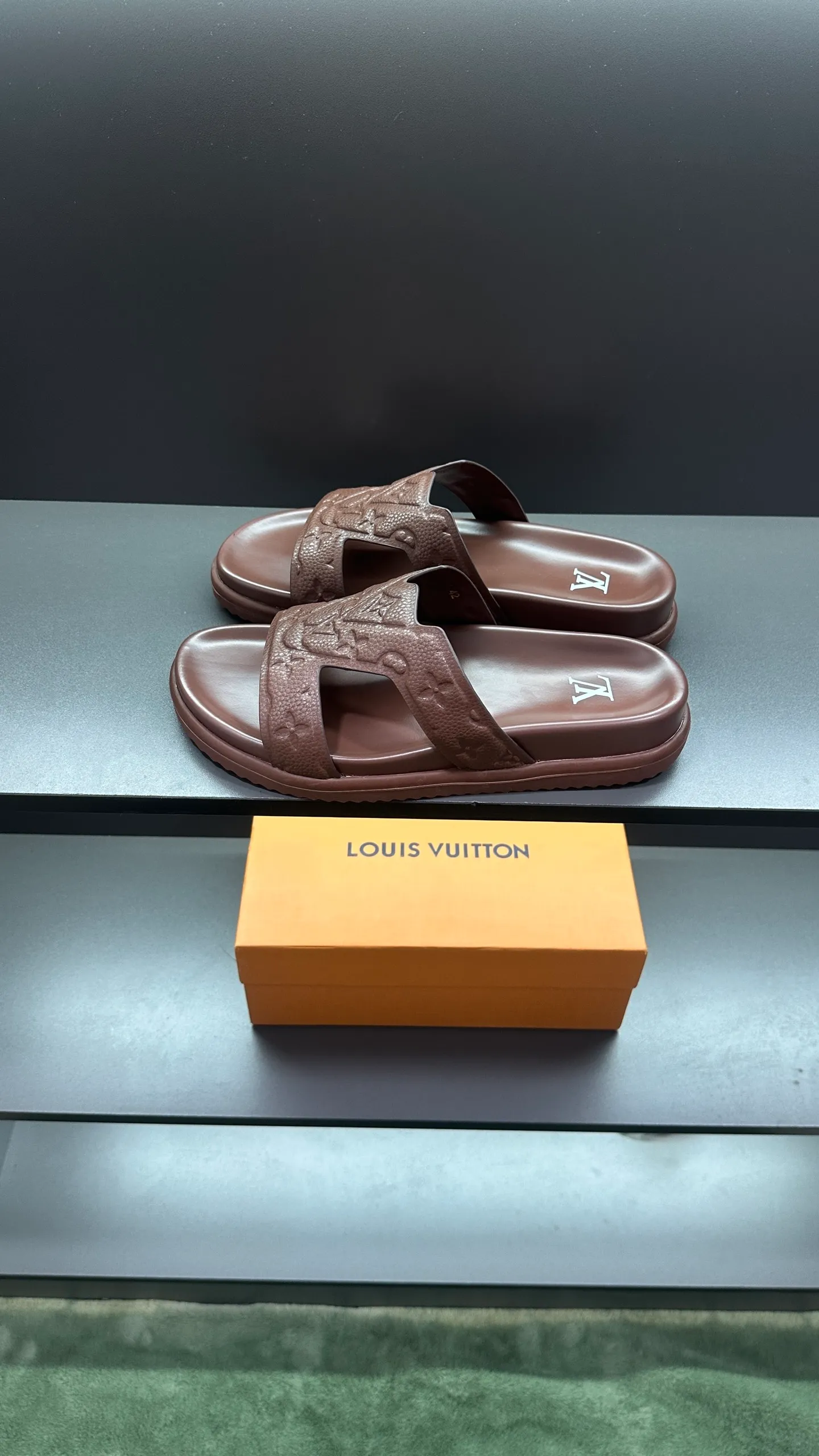 P300 🔍Top purchasing agent LV men's spring and summer slippers counter synchronized. The upper is made of cowhide fabric imported from Italy, with logo graphics and high-quality craftsmanship. The sole is: the original sole provided by the original factory. The exclusive molded sole is super comfortable. The original factory follows the order. 🔍🔍High quality. You can enter and exit the counter at will. Welcome to compare. Size 38-45